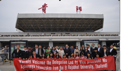 澳门威尼斯人娱乐城教师与泰国师生在龙洞堡机场合影留念